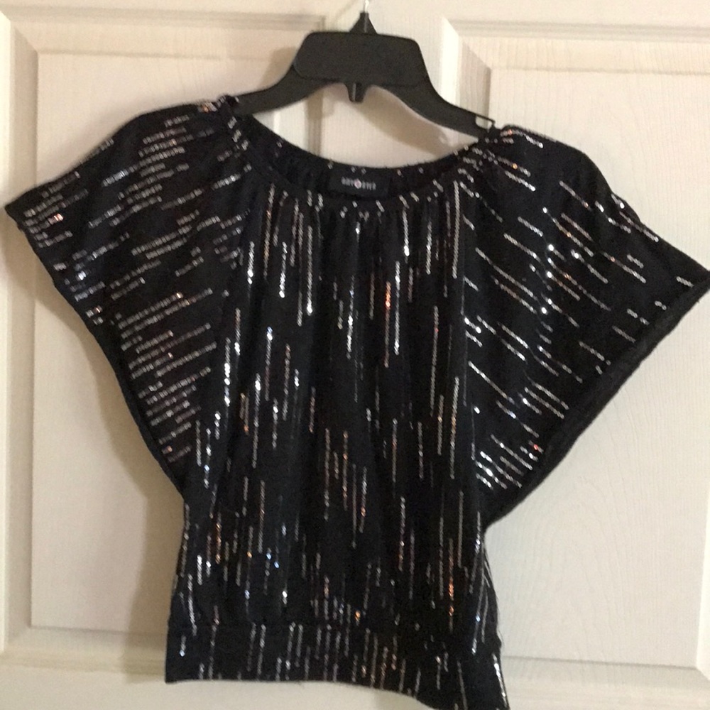 Amy Byer Fun dressy top